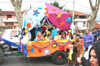 Carro allegorico con bimbi