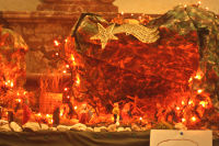 Presepio illuminato da piccole luci