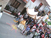 I fiori calpestati dalla processione