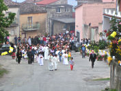 La processione sale lungo via Castagna