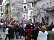La processione da via Elci scende verso il centro storico