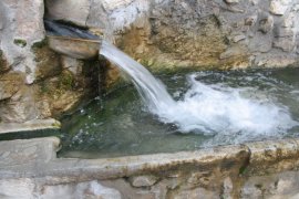 Acqua che fuoriesce nel lavatoio laterale destro della fontana in piazza Antinora