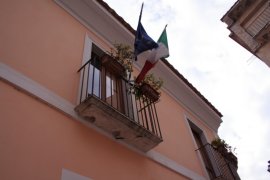 Bandiere esposte al municipio