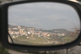 Centro abitato di San Lorenzo Maggiore visto dallo specchietto retrovisore