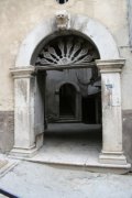 Portone di legno di un palazzo signorile 