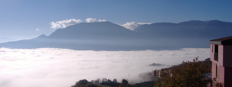 La Valle Telesina coperta da un mare di vapore